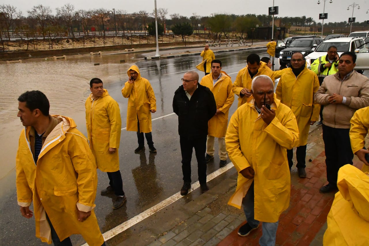 وزير الإسكان يتابع أعمال سحب مياه الأمطار بالقاهرة الجديدة في جولة ميدانية